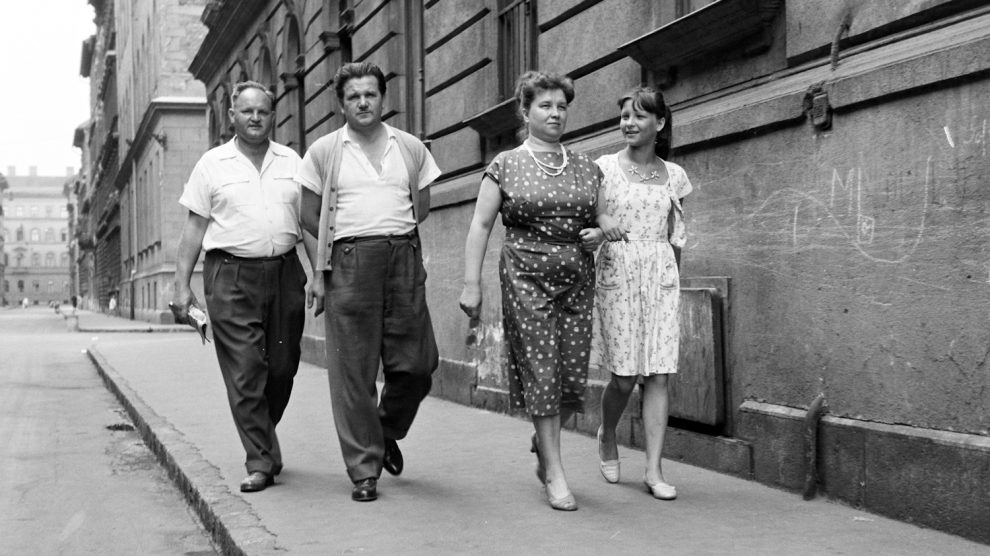 1960 két nő és két férfi sétál az utcán