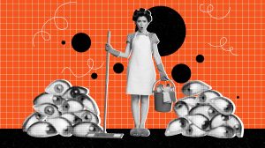 „Plakátszerű bannerkép‑kollázs: elégedetlen, megdöbbent arckifejezésű házvezetőnő, kezében vödörrel és felmosóval, a tekintete rátapad a koszos részletekre, átható, kimerült pillantás, nyomasztó rendetlenség érzetével.”