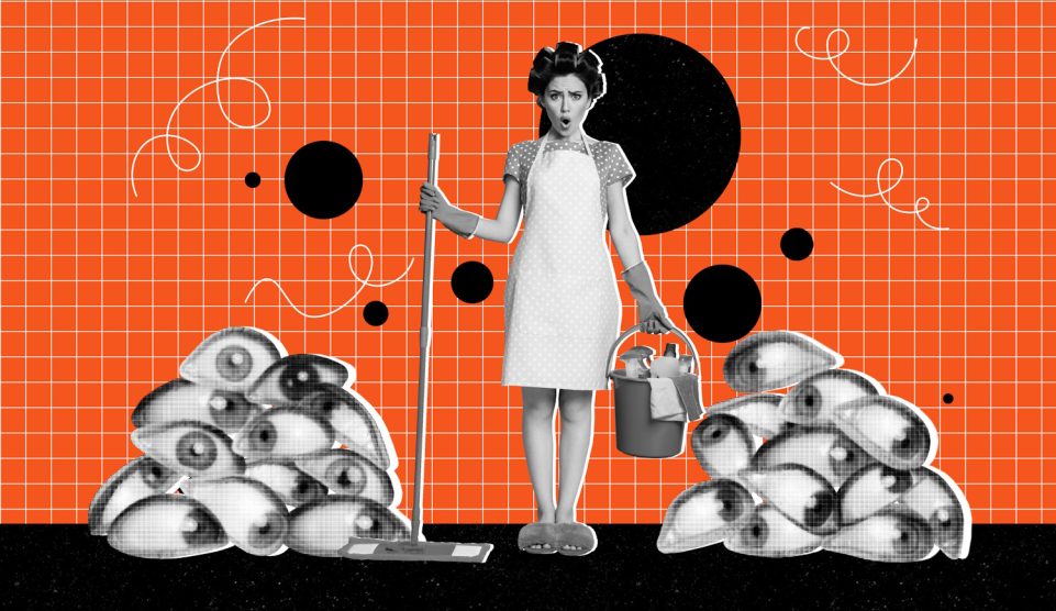 „Plakátszerű bannerkép‑kollázs: elégedetlen, megdöbbent arckifejezésű házvezetőnő, kezében vödörrel és felmosóval, a tekintete rátapad a koszos részletekre, átható, kimerült pillantás, nyomasztó rendetlenség érzetével.”