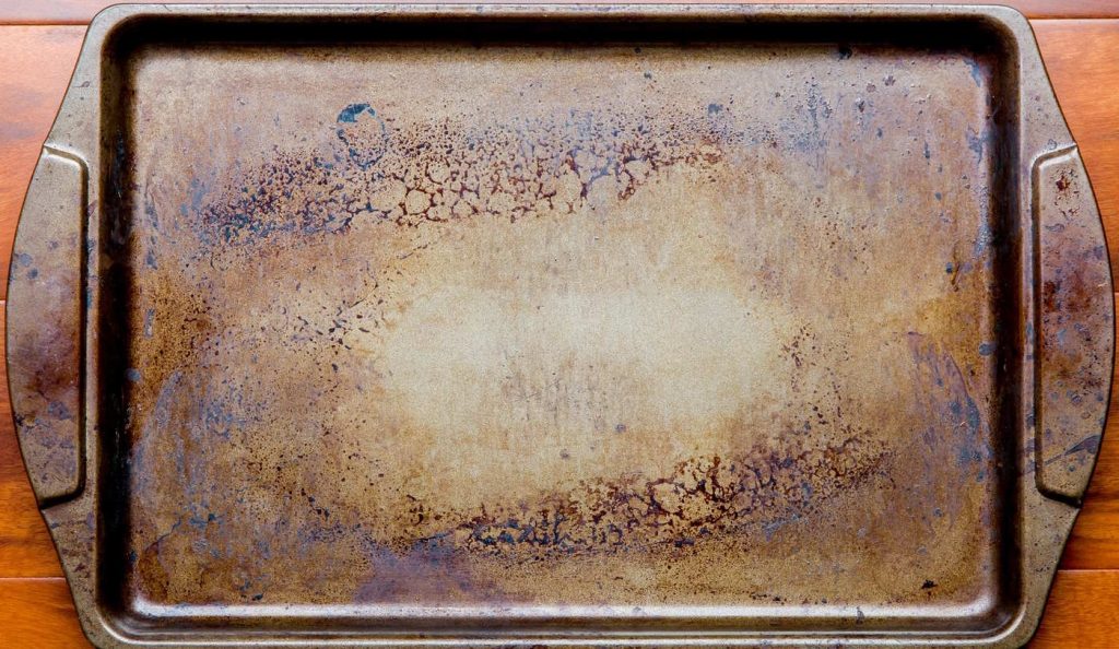 Koszos ráégett tepsi