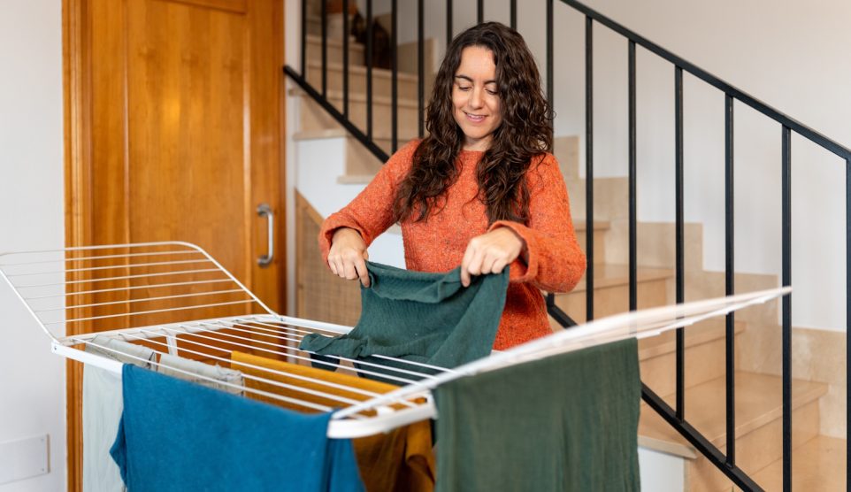 Egy nő éppen tereget