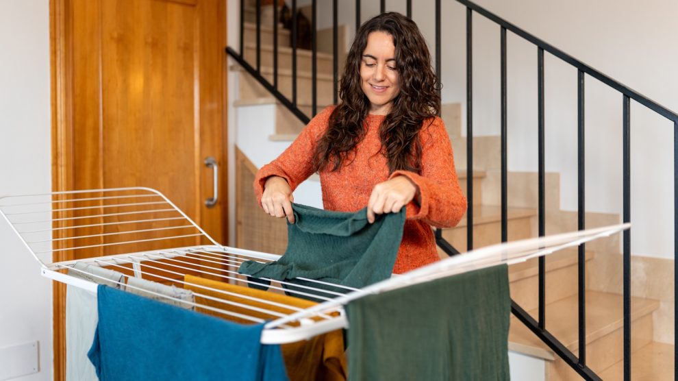 Egy nő éppen tereget