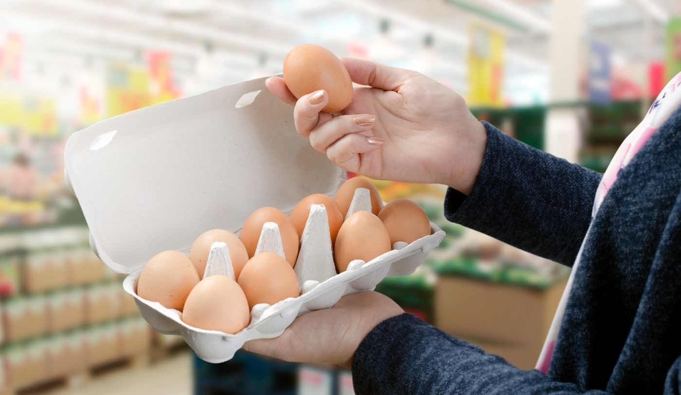 nő az üzletben nézegeti a tojást