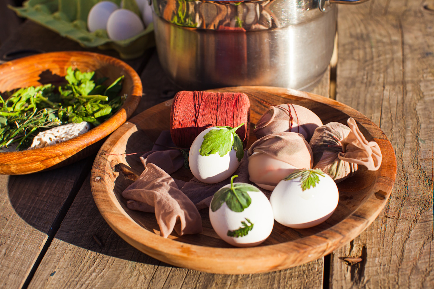 Harisnyába csomagolt tojások leveles mintához