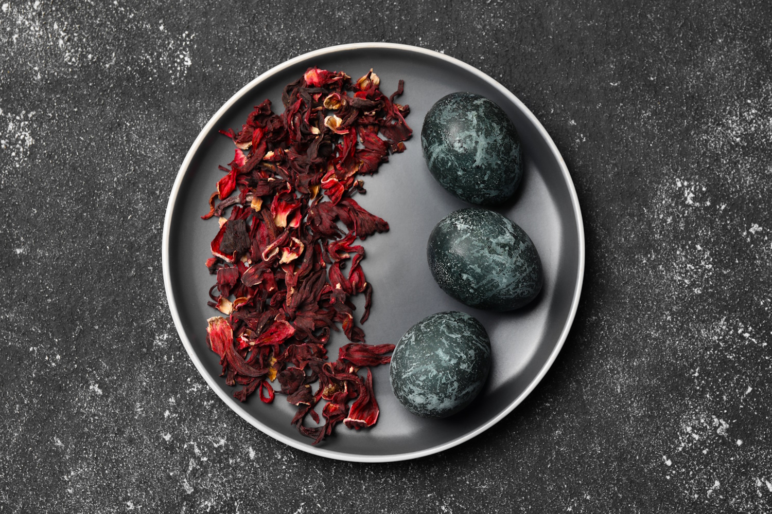 Hibiszkusszal batikoltnak tűnő tojásokat festhetsz