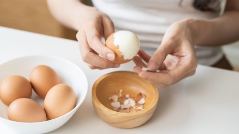 Tojás hámoz egy lány