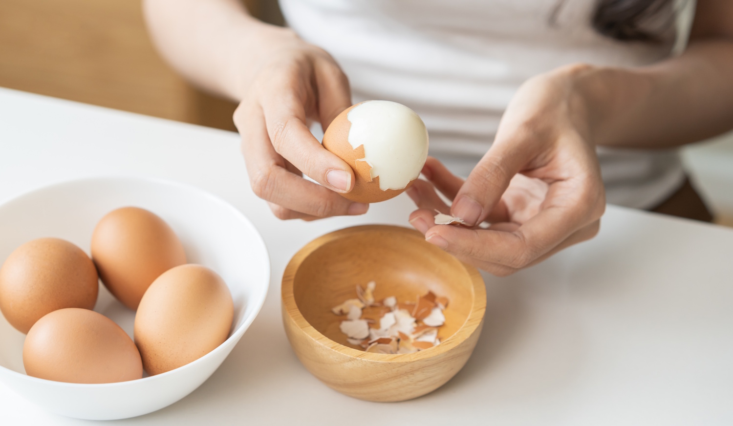 Tojás hámoz egy lány