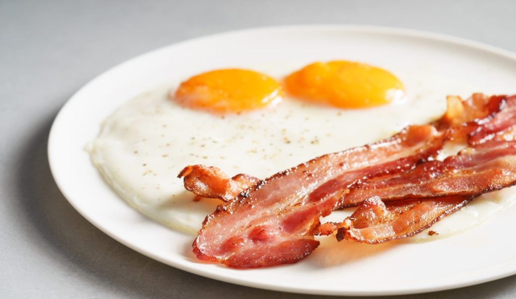 tükörtojás tányéron baconnel