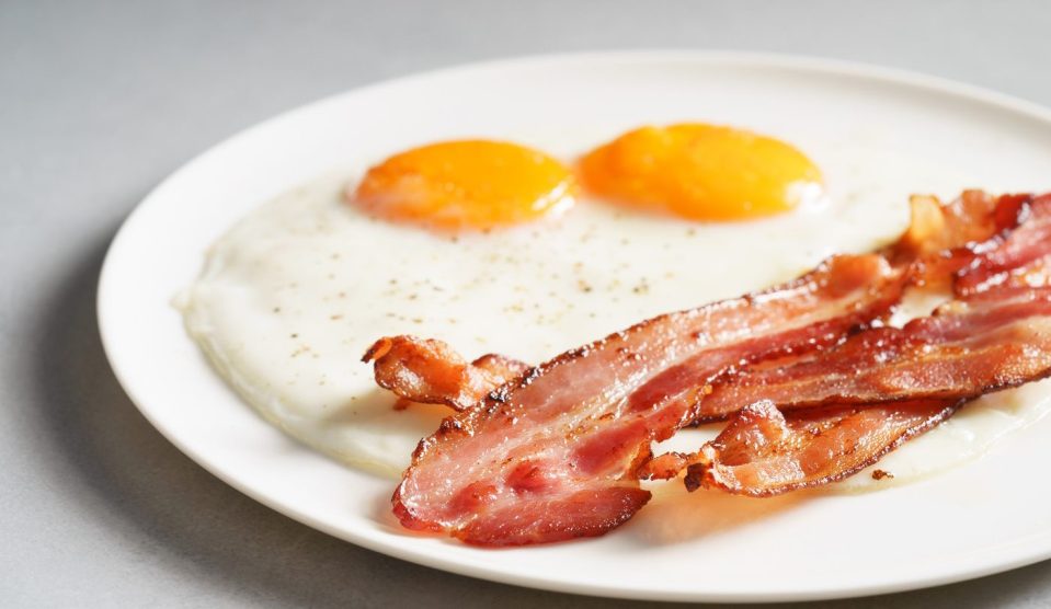 tükörtojás tányéron baconnel