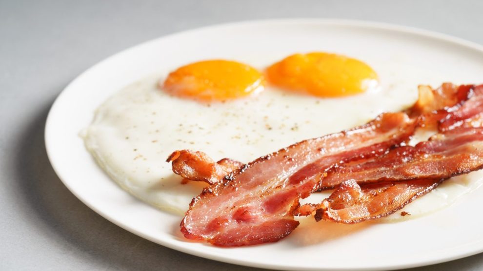 tükörtojás tányéron baconnel