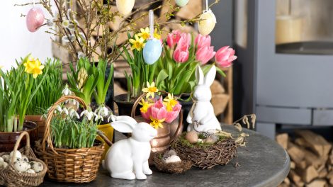 húsvéti dekoráció tulipánnal, tojással, barkával