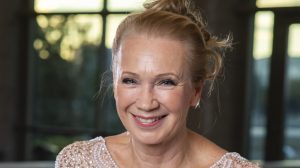 udvaros dorottya színművésznő mosolyog