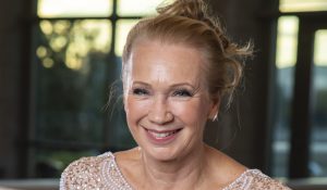 udvaros dorottya színművésznő mosolyog