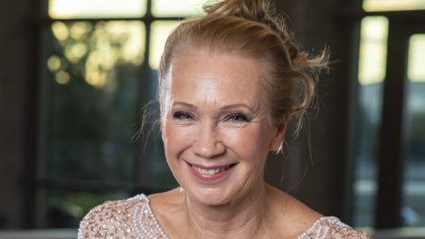 udvaros dorottya színművésznő mosolyog