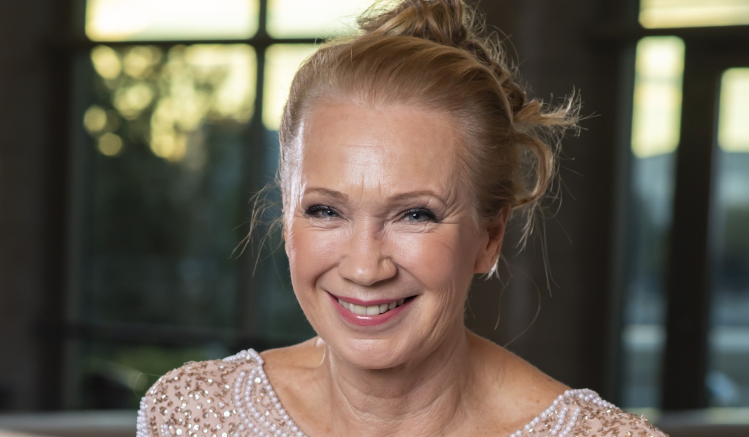 udvaros dorottya színművésznő mosolyog