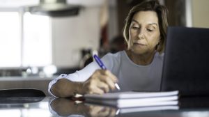 Végrendeletet ír egy nő