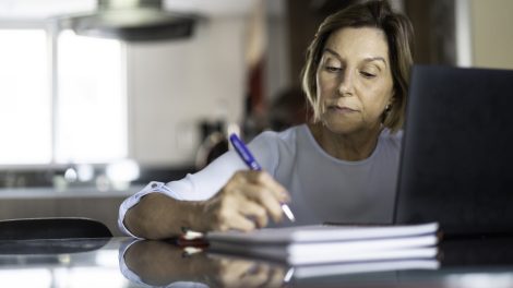 Végrendeletet ír egy nő