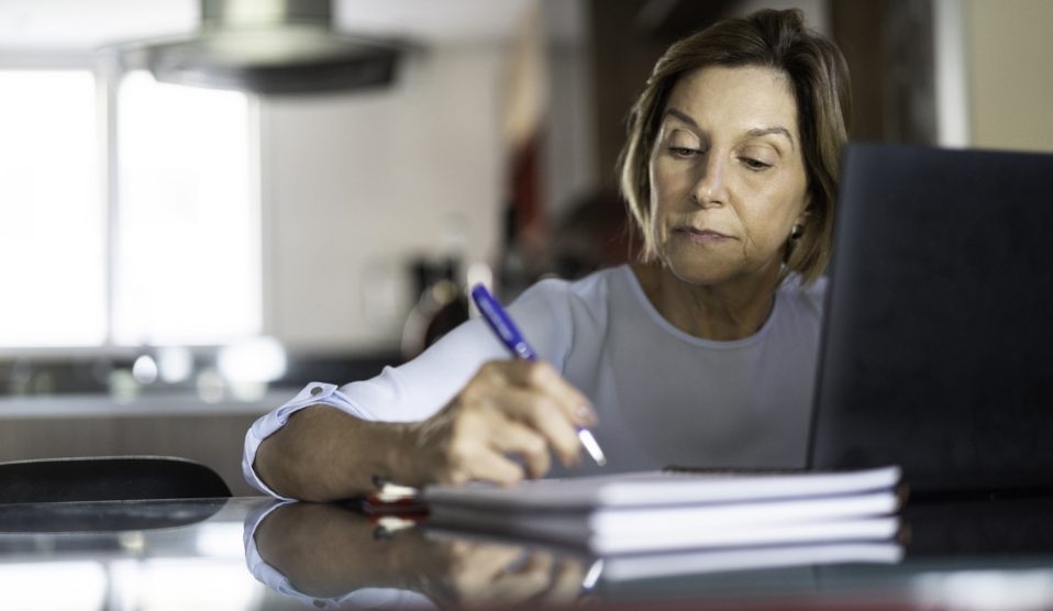 Végrendeletet ír egy nő