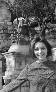 Venczel Vera 1962-ben a Schulek lépcső a Halászbástya alatt
