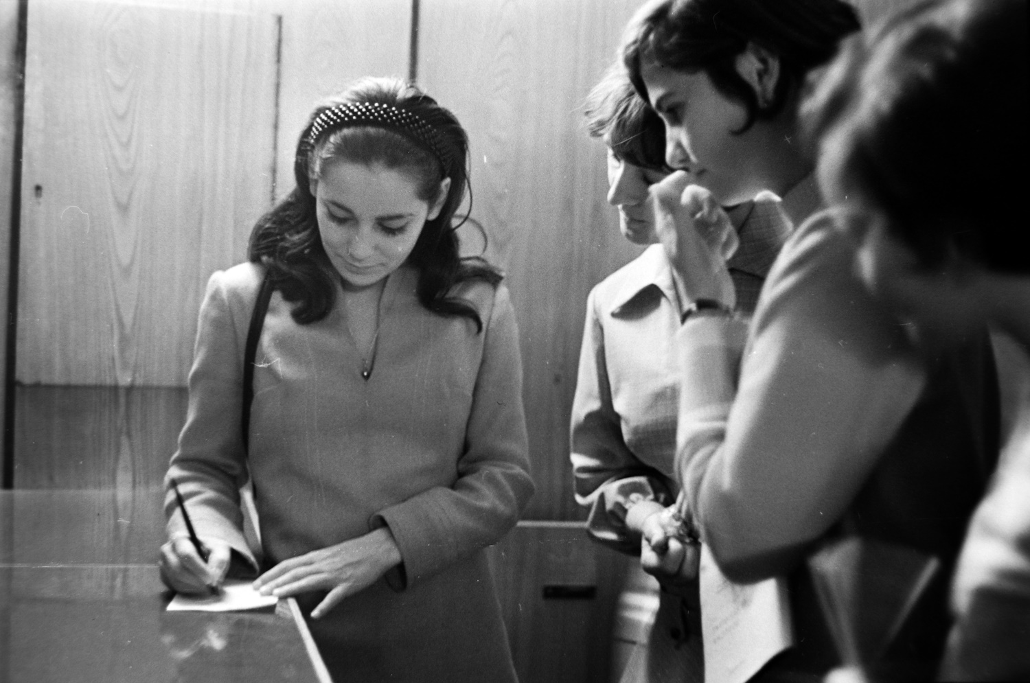 1969., a férfiak sorban álltak, hogy megszerezhessék az aláírását venczel vera