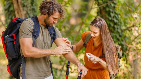 Fiata pár kirándulásokon közben szúnyogcsípést vakargat