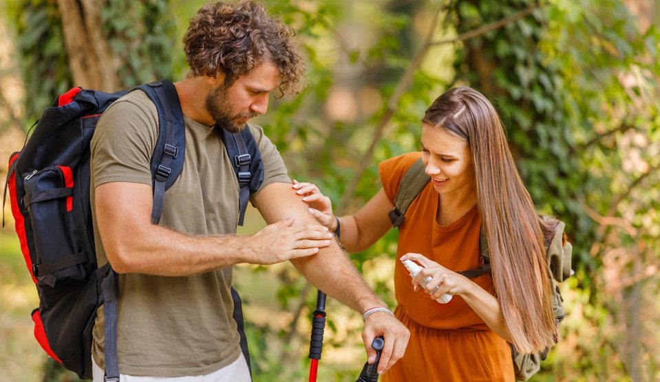 Fiata pár kirándulásokon közben szúnyogcsípést vakargat