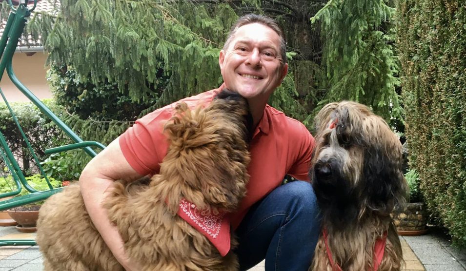 vomberg frigyes a kutyáival otthon