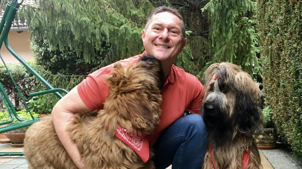 vomberg frigyes a kutyáival otthon