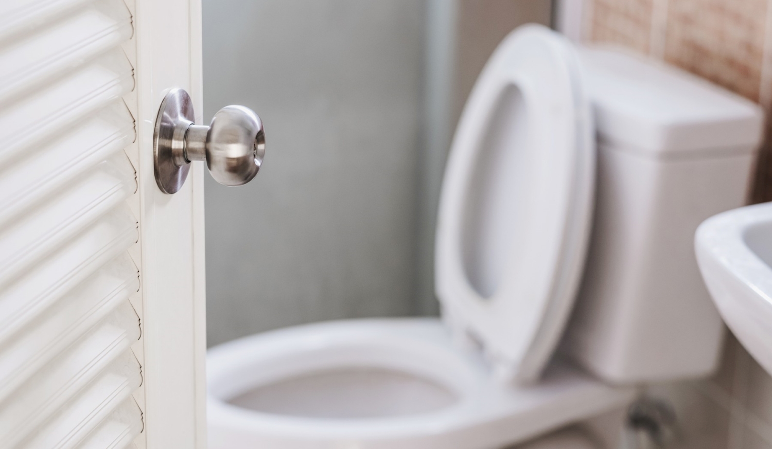 wc az ajtó mögött