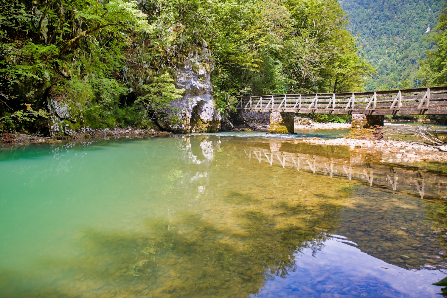 Régi fa híd a Kupa folyó fölött a Risnjak Nemzeti Parkban