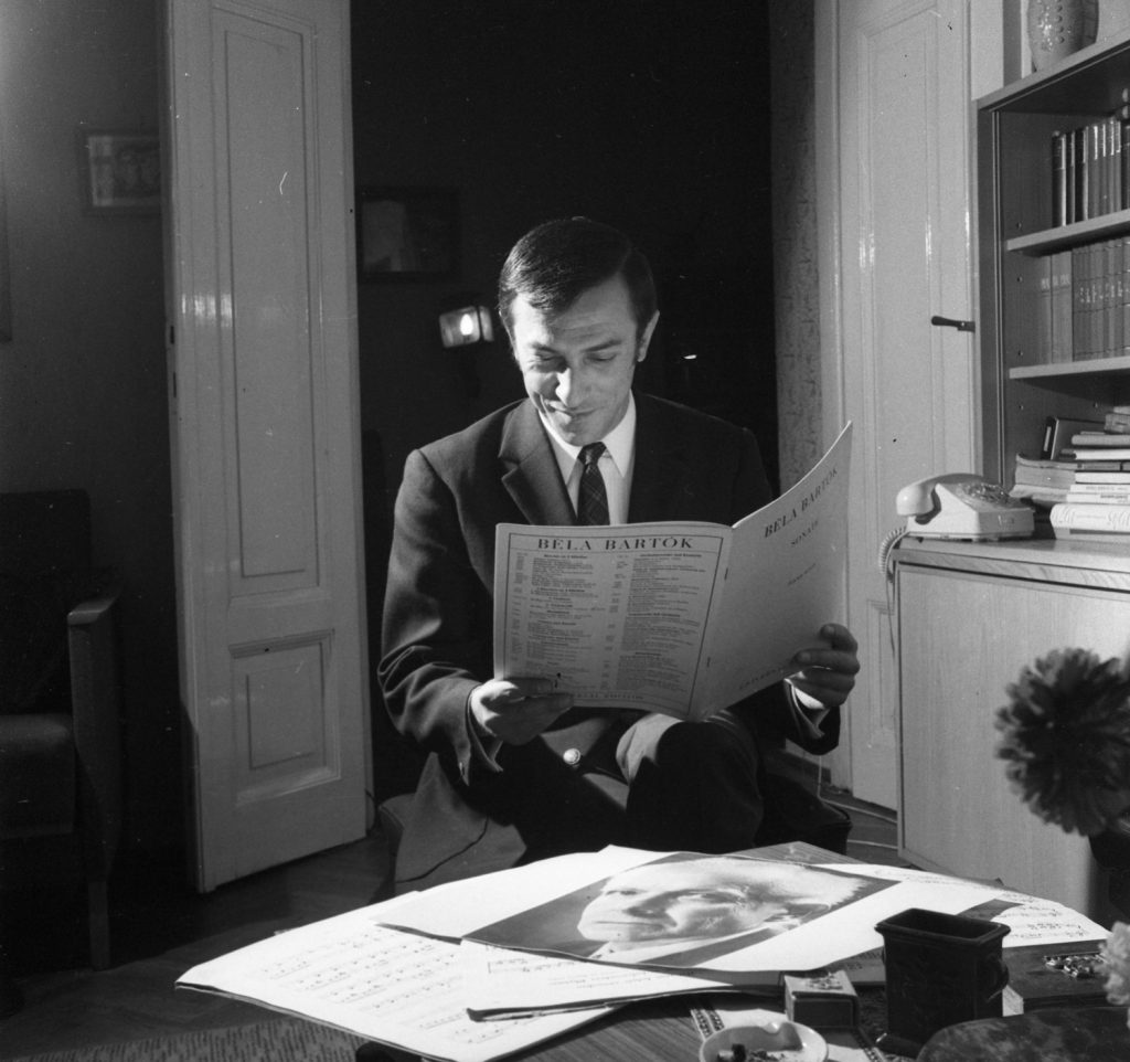 1969. Antal Imre még zongoraművészként volt ismert, a Damjanich utca 40.-ben, az otthonában fotózták