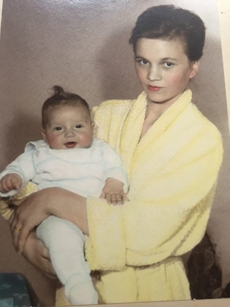 sárközi anita elképzelt szerelem énekesnő az anyukájával