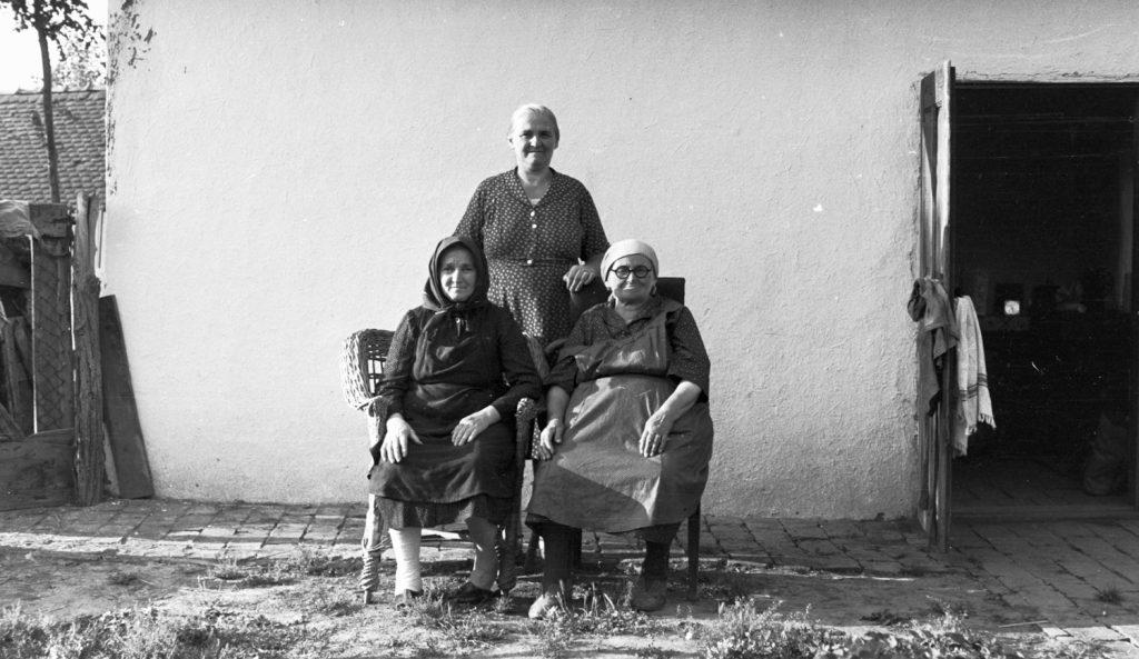 asszonyok ülnek a ház előtt fekete fehér fotó 1961