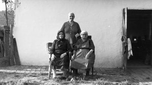 asszonyok ülnek a ház előtt fekete fehér fotó 1961