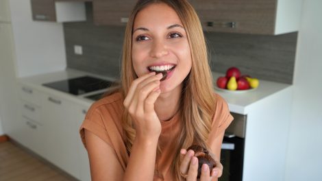 Egy lány aszalt gyümölcsöt eszik