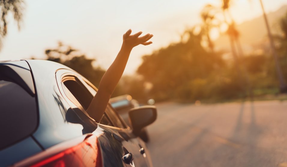 Autóból nyúl ki valaki