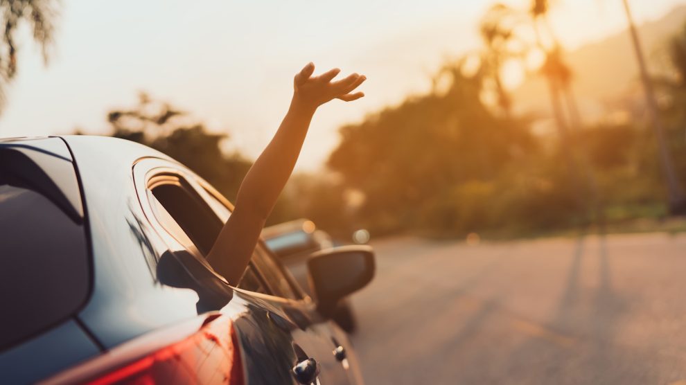 Autóból nyúl ki valaki