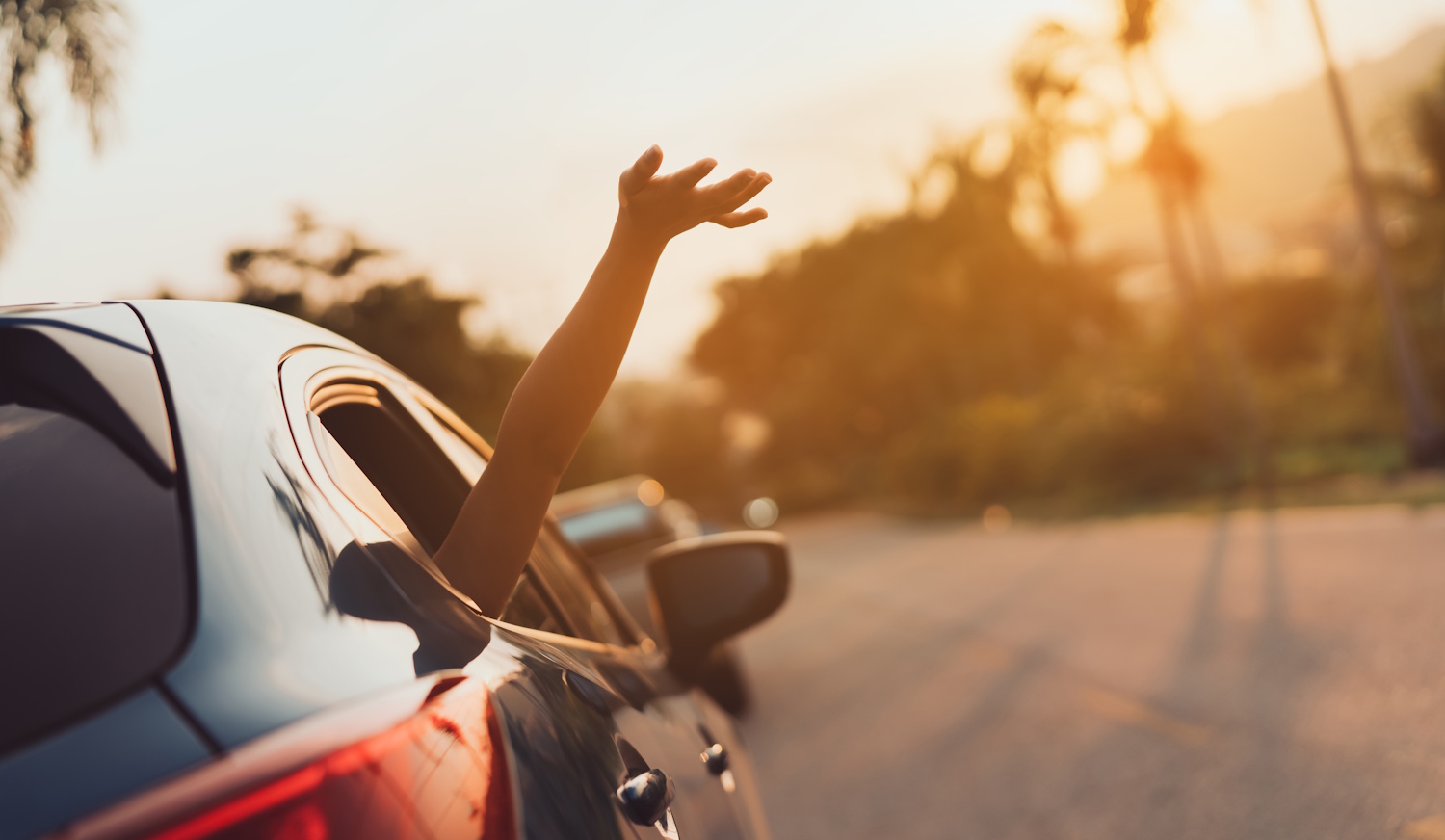 Autóból nyúl ki valaki