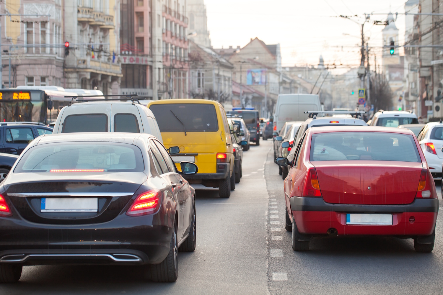 Autók állnak a dugóban