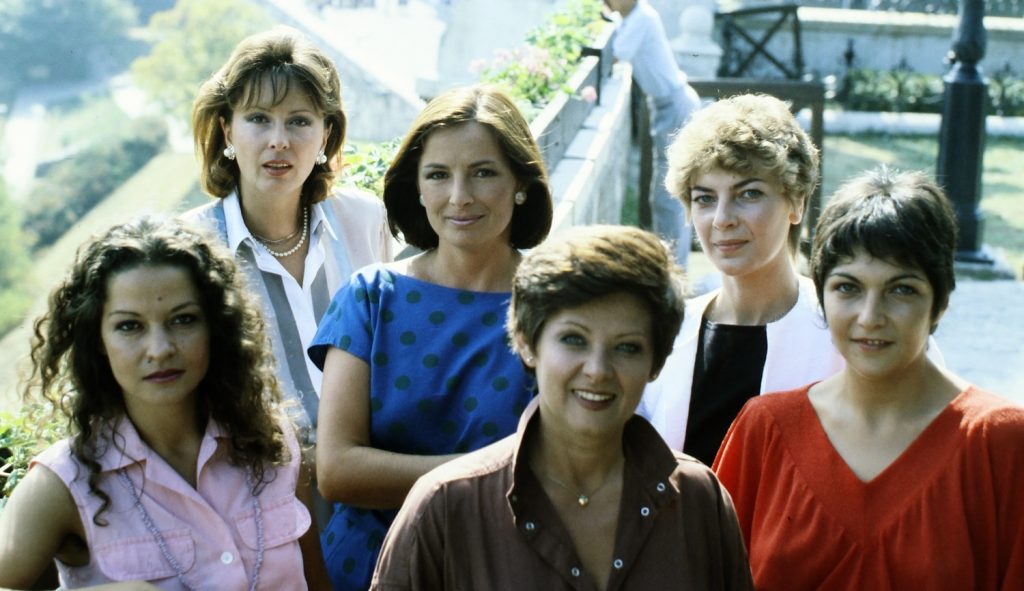 1986. Berkes Zsuzsa, Endrei Judit, Török Annamária, előttük Bérczy Krisztina, Kertész Zsuzsa, Acél Anna tévé- és rádióbemondók