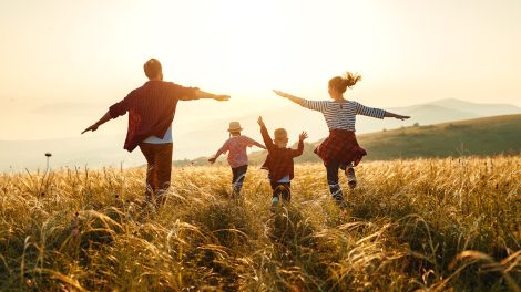 Egy család boldogan szaladgál