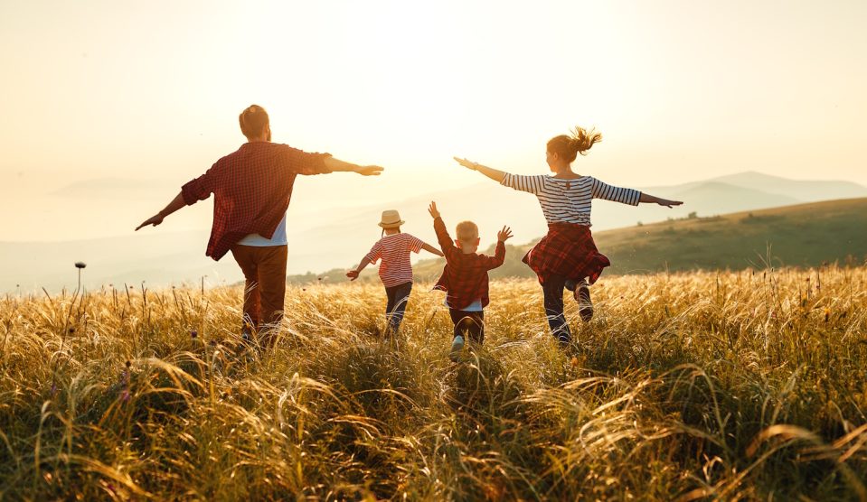 Egy család boldogan szaladgál