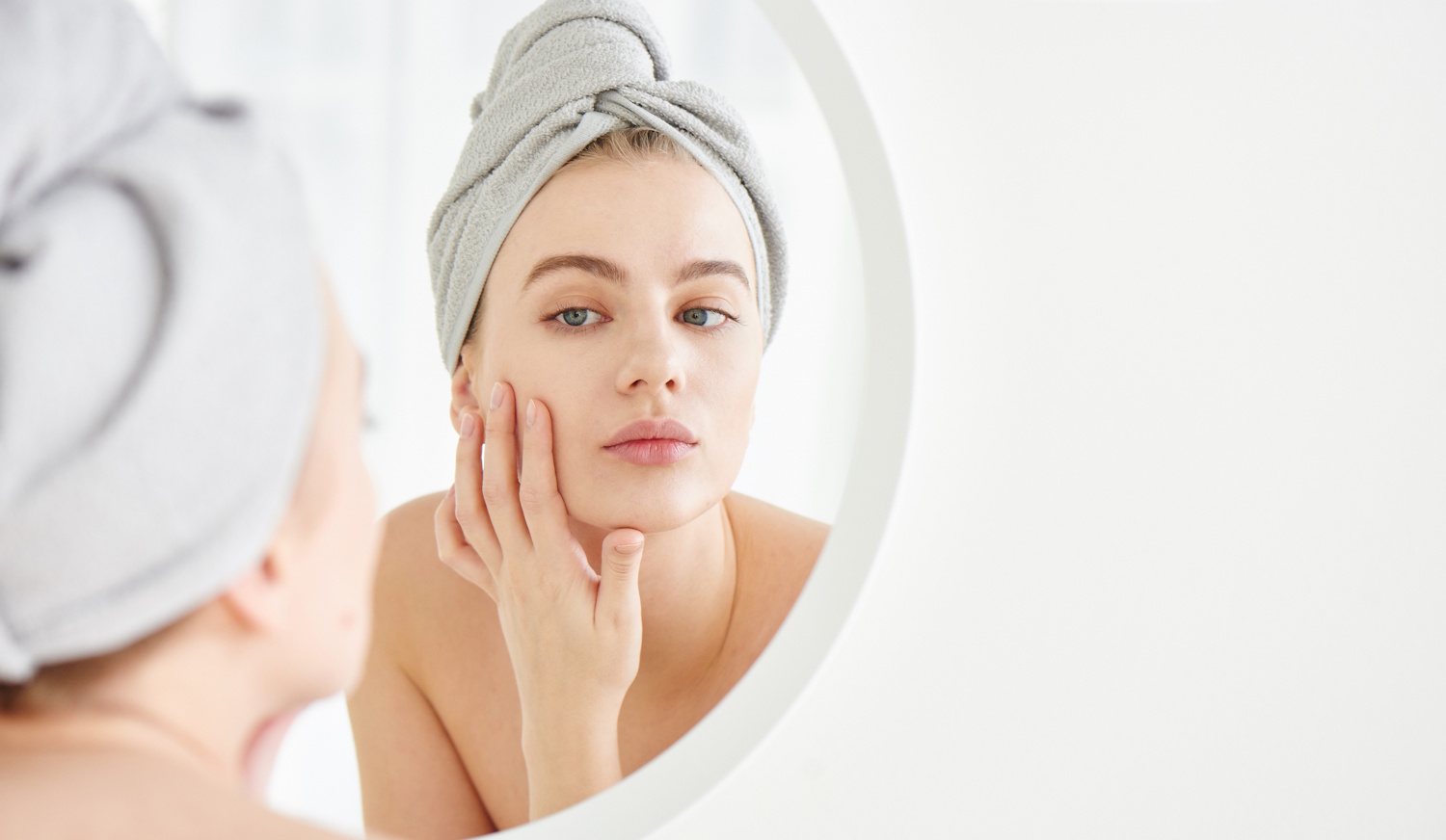 Egy lány krémet ken az arcára