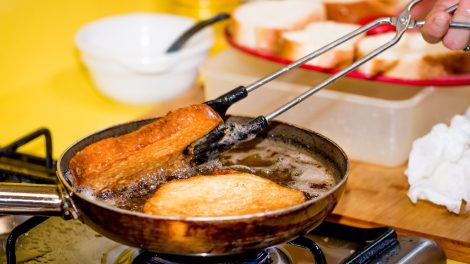 bundás kenyér sül otthon bő olajban