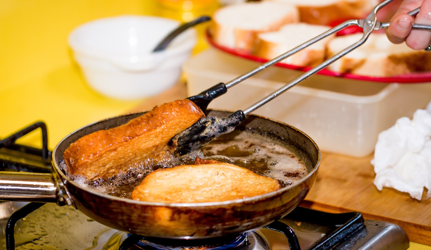 bundás kenyér sül otthon bő olajban