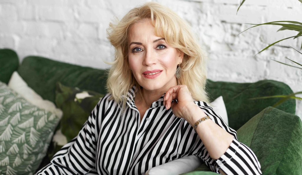 Középkorú nő divatos ruhában