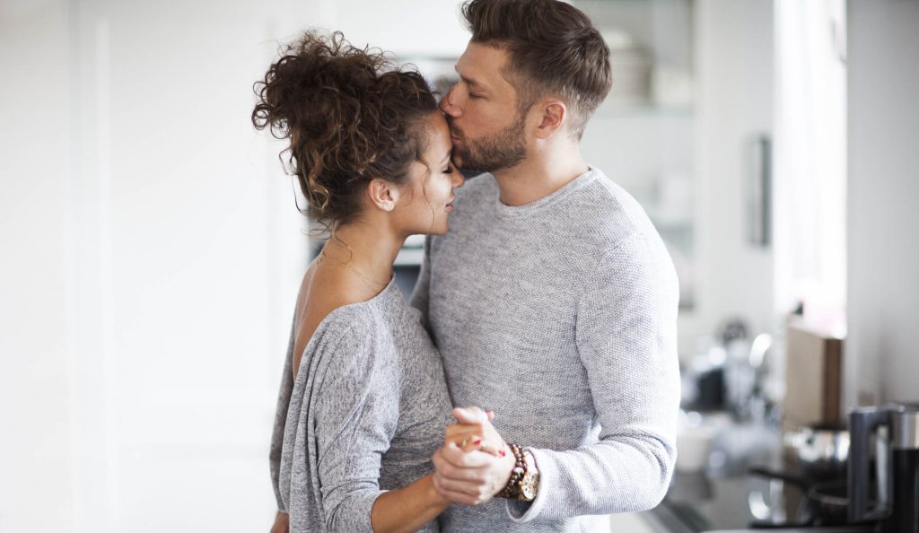 pár otthon szerelmesen táncol