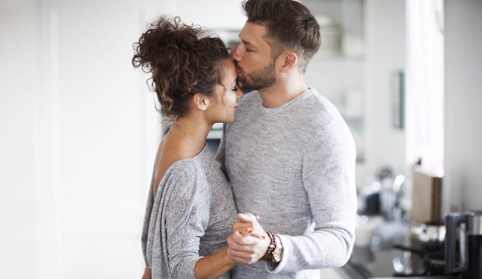 pár otthon szerelmesen táncol