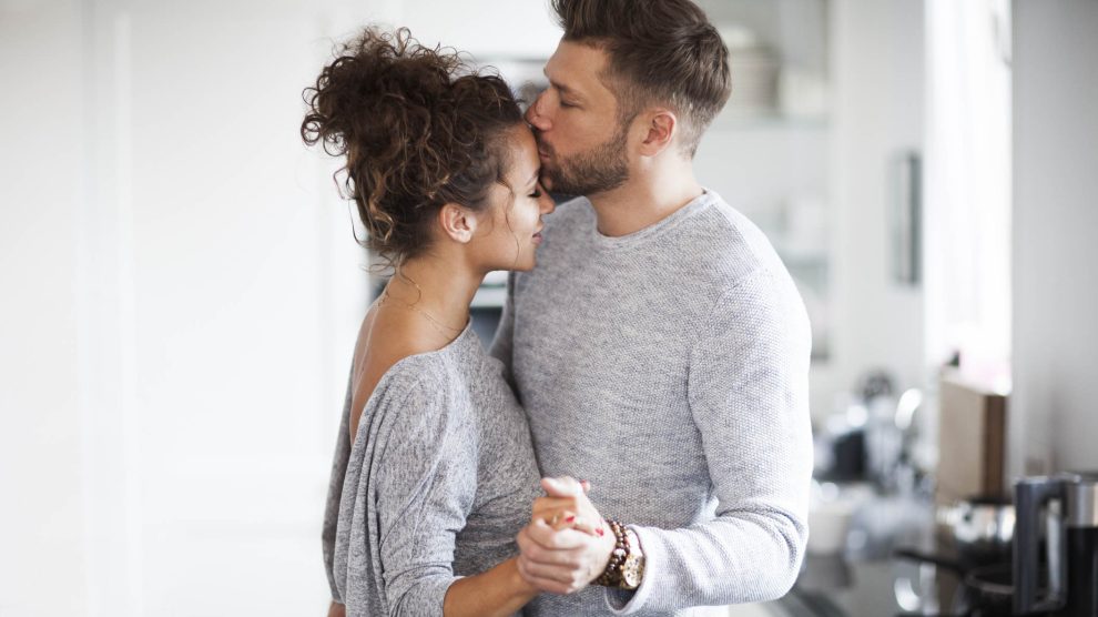 pár otthon szerelmesen táncol