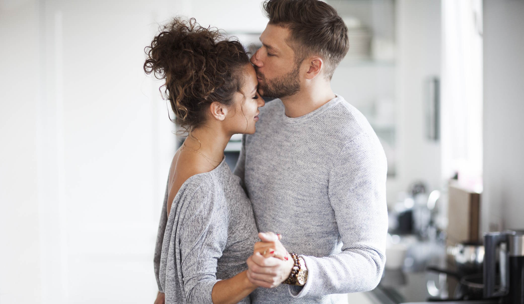 pár otthon szerelmesen táncol